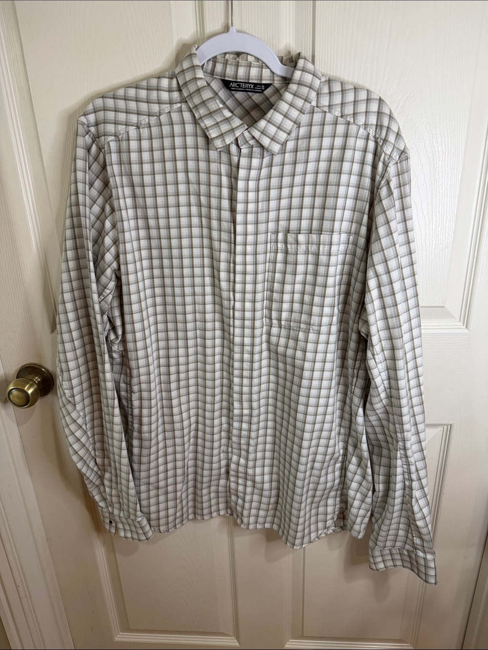 Arc'teryx Men's Plaid Snap-Down Shirt - White & Light Gray Sz XL. Box52